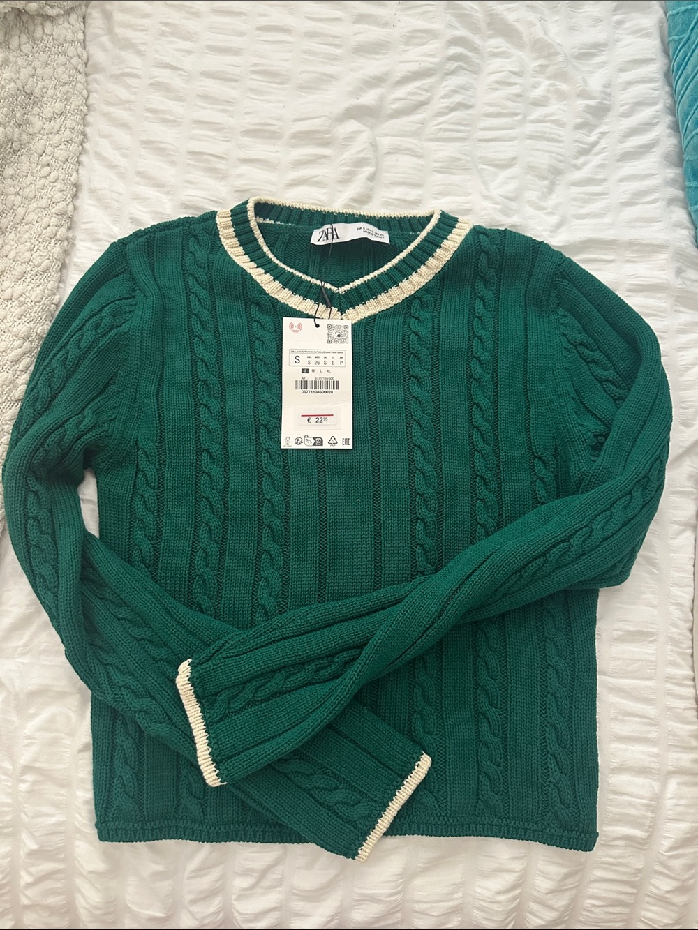 Zara Emerald Green Cable Knit V-Neck Sweater with Cream Trim